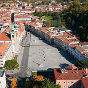 Piazza Vittoria – veduta panoramica verso il Castello di Gorizia