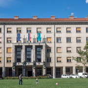Piazza Bevkov trg e il Palazzo comunale di Nova Gorica